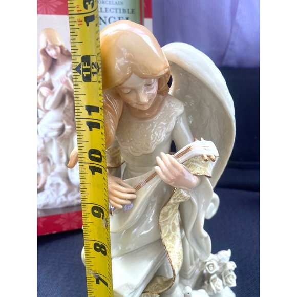 Porcelain Collectible Angel, made of fine ivory bisque whith hand painted,12.5" - Picture 5 of 5